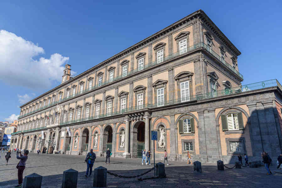 004 - Italia - Nápoles - plaza del Plebiscito - Palacio Real.jpg
